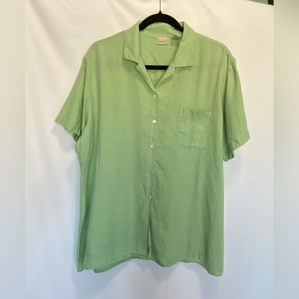 L.L. Bean Light Green Short-Sleeve Camp Collar Button-Down Shirt